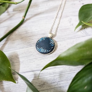 Collar floral de arcilla polimérica, colgante vintage elegante cottagecore y academia oscura, joyas de bordado de arcilla polimérica.