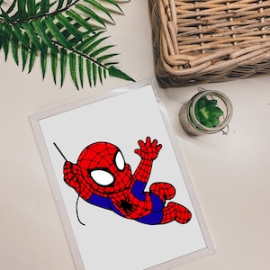 Puede incluir: Una ilustraci&oacute;n de dibujos animados roja y azul de un beb&eacute; Spiderman balance&aacute;ndose en una telara&ntilde;a.