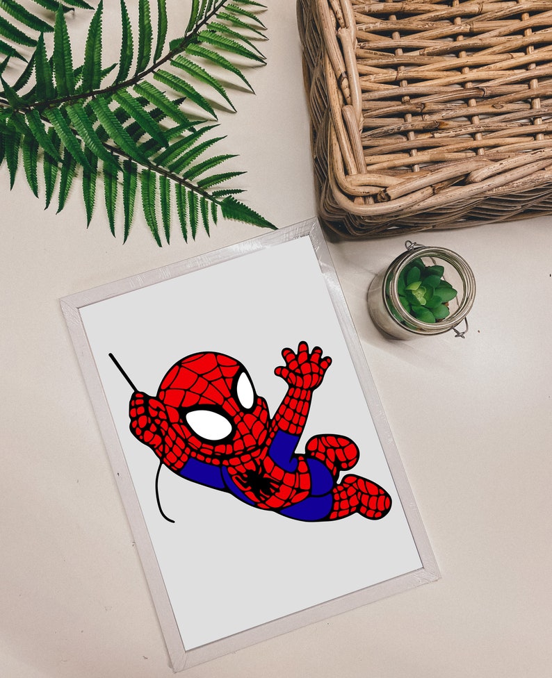 Puede incluir: Una ilustraci&oacute;n de dibujos animados roja y azul de un beb&eacute; Spiderman balance&aacute;ndose en una telara&ntilde;a.