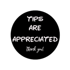 Puede incluir: Un cartel circular en blanco y negro con el texto "Tips are appreciated. Thank you!"