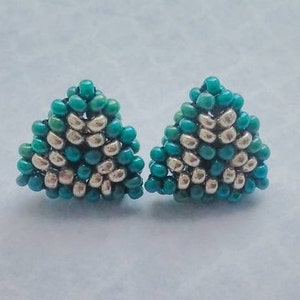 Mini orecchini con perline in oro turchese verde, pusset a forma di triangolo fatti di perline ceche, regalo per lei, gioielli di tutti i giorni, ritorno a scuola