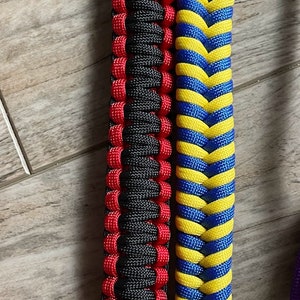 Puede incluir: Dos pulseras de paracord, una negra y roja, la otra azul y amarilla. Las pulseras est&aacute;n tejidas con un punto cobra.
