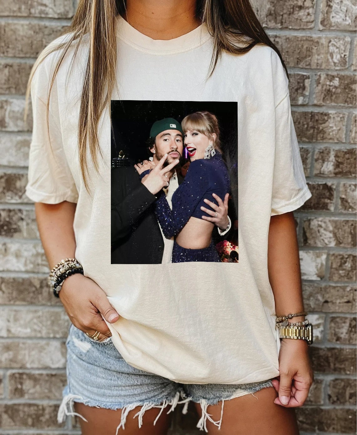 Discover Grammys 2023 Bad Bunny Taylor T-Shirt