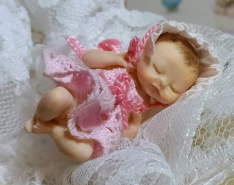 Baby-Puppenhaus, 1:12 Miniatur-Baby-Rosa-Kleid, Miniatur-Puppe, Puppenhaus-Familie, Babyzimmer-Puppenhaus, Sammlerpuppe