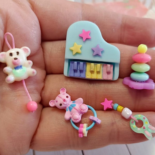 1:12 jouets miniatures pour bébé de style vintage, anneau de dentition, hochet, piano jouet, activités miniatures pour bébé, ensemble de jouets de pépinière, cadeau de poupée de bébé Dollhouse