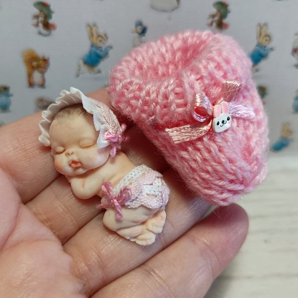 1:12 Baby, Schlafendes Babypaket, Baby im gestrickten Sack, Minipuppe mit rosa Schlafkokon, Puppenhaus-Minibaby, Babyparty-Geschenk, junge Mutter