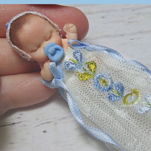 Dollhouse Doll, bébé miniature, mini bébé avec tunique brodée, baptême de bébé miniature, mini nouveau-né, Petite poupée