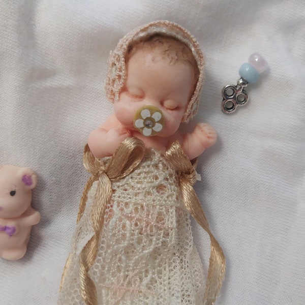 Poupée miniature victorienne, bébé miniature avec robe en dentelle antique, bébé, mini bébé en robe de baptême en dentelle antique, poupée Dollhouse