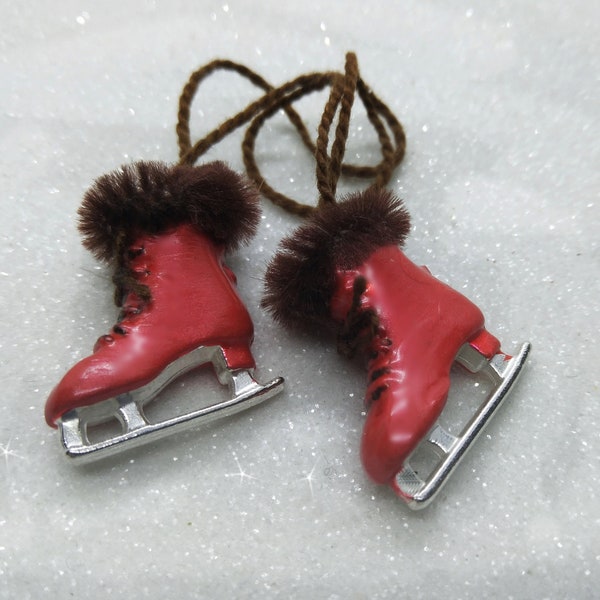 Patins à glace de maison de poupée de Noël, bottes de patin miniatures rouges, patins à glace miniatures, patins à glace Dollhouse, cadeau de Noël de patins miniatures