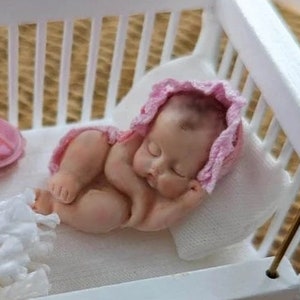 Miniaturbaby, Puppenstubenpuppe. Baby Miniatur Neugeborene Puppe, Puppenhaus Kinderzimmer Accessoire, Mini Baby. Ooak Miniatur-Baby
