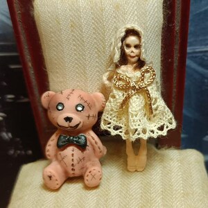 1:12 Haunted dollhouse, miniature haunted toys, scary doll, scary bear, halloween, haunted mansion, abandoned house, undead, creepy toys imagen 4