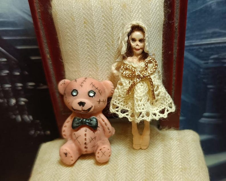 1:12 Haunted dollhouse, miniature haunted toys, scary doll, scary bear, halloween, haunted mansion, abandoned house, undead, creepy toys imagen 4