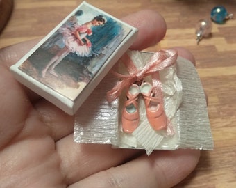 Chaussons de ballet miniatures dans une boîte cadeau, maison de poupée miniature, chaussures de danse, pantoufles de danse, accessoire de ballerine de maison de poupée