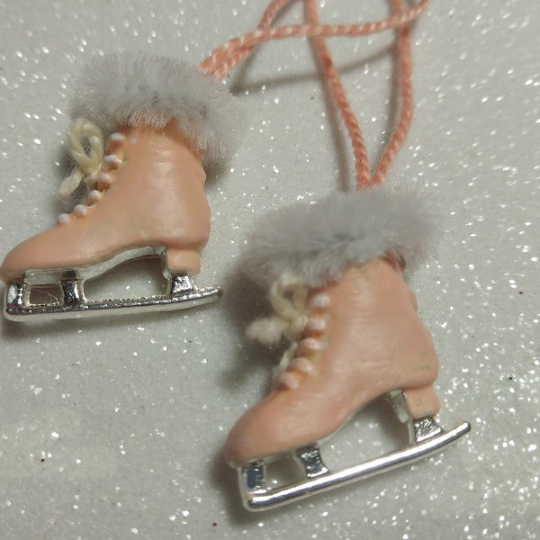 Patins à glace pour maison de poupée, bottes de patinage roses miniatures, patins à glace pour filles à offrir en cadeaux, maison de poupée miniature, maison de poupée d'hiver