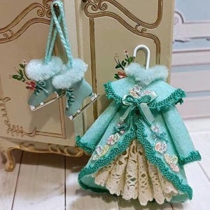 1:12 Puppenhaus Mädchenmantel zum Aufhängen, Puppenhauskleidung, Puppenhaus Miniatur Schlittschuhe, Schlittschuhe, Puppenhaus Mädchenkleid