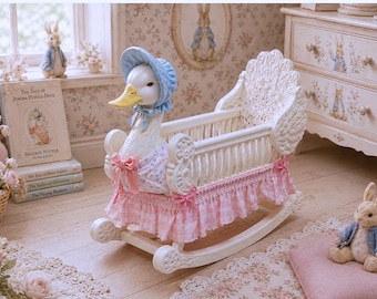 Beatrix Potter poppenhuiswieg, Jemima Puddle Duck kinderkamer, miniatuur kinderbedje, Peter Rabbit collectie, cadeau voor poppenhuisverzamelaars.