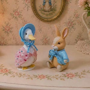 Peter Kanin och Jemima Puddle Duck Miniatyr, Dockhus Barnkammardekor, Skala 1:12 Leksak, Handmålad Miniatyrfigur