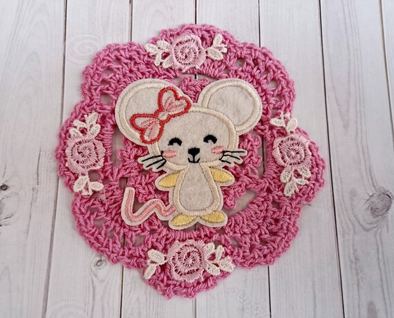 Dollhouse Crochet Pink Rug, 1/12 Rug with Little Mouse Embroidery, for Miniature Baby, Kids Room, Nursery Dollhouse Scene, Diorama, gift.