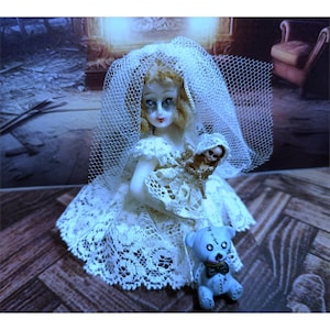 1:12 Haunted dollhouse, miniature haunted toys, scary doll, scary bear, halloween, haunted mansion, abandoned house, undead, creepy toys imagen 5