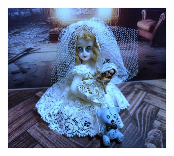 1:12 Haunted Dollhouse, Communion Dressed Ghost Doll, Miniature Horror Girl, Ghostly Girl Figure, Gothic Dollhouse, Halloween, Haunted toys.