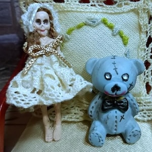 1:12 Haunted dollhouse, miniature haunted toys, scary doll, scary bear, halloween, haunted mansion, abandoned house, undead, creepy toys imagen 2
