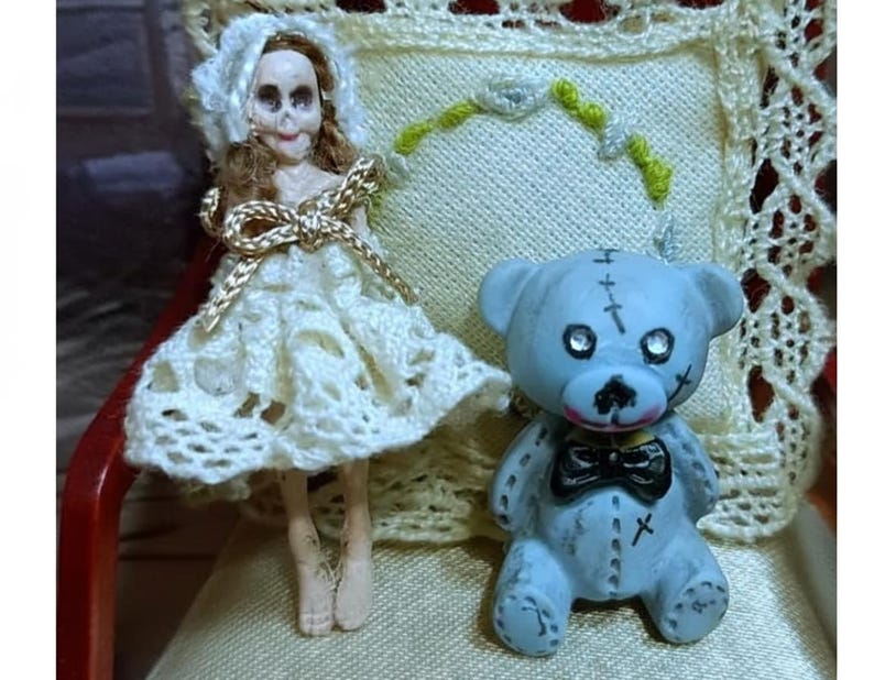 1:12 Haunted dollhouse, miniature haunted toys, scary doll, scary bear, halloween, haunted mansion, abandoned house, undead, creepy toys imagen 2