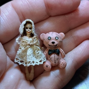 1:12 Haunted dollhouse, miniature haunted toys, scary doll, scary bear, halloween, haunted mansion, abandoned house, undead, creepy toys imagen 6