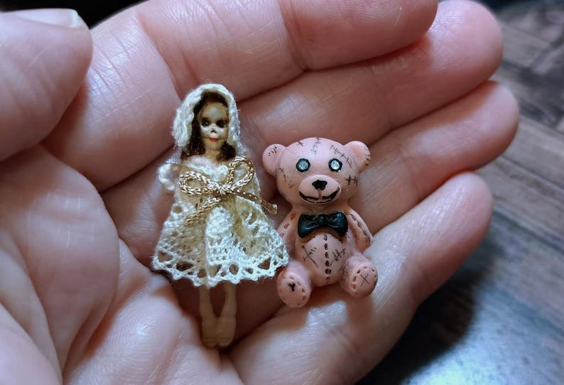 1:12 Haunted dollhouse, miniature haunted toys, scary doll, scary bear, halloween, haunted mansion, abandoned house, undead, creepy toys imagen 6