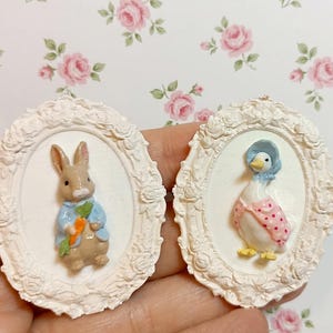 1:12 dockhusväggkonst, 3D Peter Kanin eller Jemima Puddle-Duck-tavla, utsmyckad miniatyrram, vintage barnrumsdekor