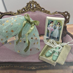 Miniatur-Ballettschuh-Set im Maßstab 1:12 in Geschenkbox mit viktorianischem Puppenstuben-Tutu, Tanzschuhen und klassischem Ballettkleid in Antikgrün.