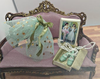 Ensemble de chaussures de ballet miniatures dans un coffret cadeau 1:12 avec tutu de maison de poupée victorienne, chaussures de danse et robe de ballet classique vert antique.