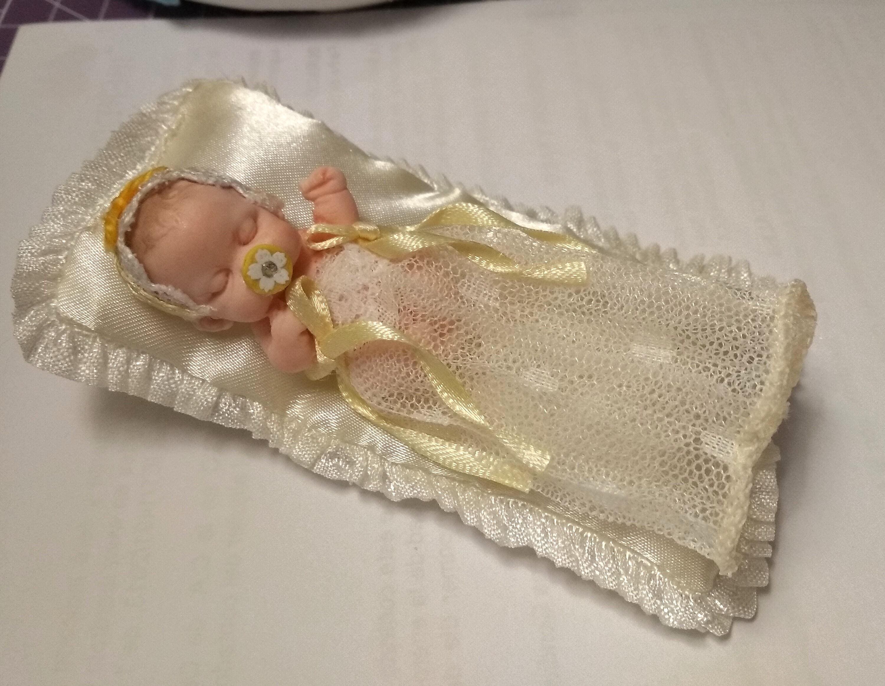 enkele lijntekening gelukkig schattig klein kind meisje tekenen op canvas.  gelukkig kind schilderen op ezel. lachend meisje met penseel en verf.  moderne doorlopende lijn tekenen ontwerp grafische vectorillustratie  23470192 Vectorkunst bij Vecteezy, image size:3000x2325