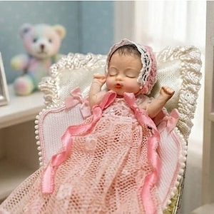 Miniatuur babypop, poppenhuisbaby, slapende baby, schaal 1:12, poppenhuisbabykamer, roze kanten baby, miniatuur babykamer, verzamelpop