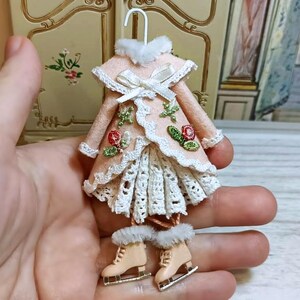Manteau rose pour poupée à l'échelle 1:12, vêtements pour maison de poupée, patins à glace roses miniatures pour maison de poupée, patins à glace, robe pour fille, maison de poupée d'hiver