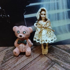 1:12 Haunted dollhouse, miniature haunted toys, scary doll, scary bear, halloween, haunted mansion, abandoned house, undead, creepy toys imagen 1