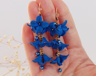 Boucles d'oreilles fleur bleue, boucles d'oreilles bleu cobalt, bijoux fleurs faits main, boucles d'oreilles pendantes florales ; Cadeau pour elle