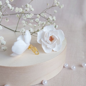 Weiße Blumen Ohrringe Clip Auf Floral Schmuck handgemachtes Geschenk für sie
