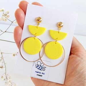 Gele oorbellen Minimalistische statement oorbellen Lange gele kleioorringen Handgemaakt cadeau voor haar