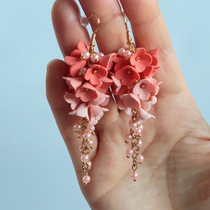 Boucles d'oreilles fleurs Boucles d'oreilles longues en corail, Bijoux floraux, Boucles d'oreilles roses, Cadeau fait main pour elle