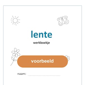 Op de afbeelding: Een zwart-witte werkboekomslag met het woord "lente" in blauwe tekst. De omslag bevat ook een zon, een vlinder, een bloem en een lam. De tekst "werkboekje" staat onder het woord "lente". De tekst "voorbeeld" staat in een bruine rechthoek bovenaan de pagina. De tekst "naam" staat onder de rechthoek.