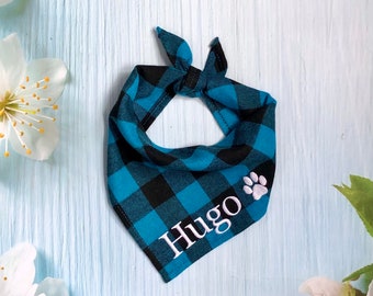 Gepersonaliseerde babyblauwe hondenbandana met Schotse ruit – geborduurde naam en poot, katoenen sjaal om te knopen