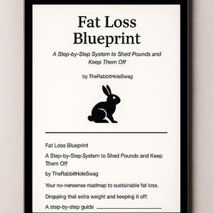 Puede incluir: Una tableta digital muestra el título "Fat Loss Blueprint" con un logotipo de conejo. El texto describe un sistema paso a paso para la pérdida y el mantenimiento del peso, creado por TheRabbitHoleSwag. La tableta es negra con una pantalla blanca.