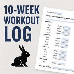 Könnte beinhalten: Ein Trainingsprotokoll in Marineblau mit dem Text "10-WEEK WORKOUT LOG". Eine schwarze Kaninchensilhouette befindet sich unten links. Das Protokoll enthält Abschnitte für Übungen, Sätze und Gewicht, um den Fortschritt zu verfolgen.
