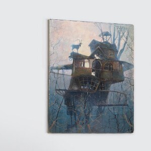 Puede incluir: Dos cuadros enmarcados en una pared blanca. El cuadro m&aacute;s grande es una acuarela de una casa en un &aacute;rbol con un cielo azul claro y dos ciervos. El cuadro m&aacute;s peque&ntilde;o es una acuarela de un p&aacute;jaro con un fondo azul claro.