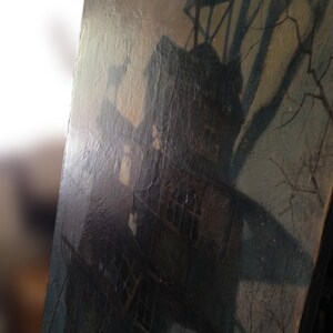 Puede incluir: Una pintura oscura y detallada de una casa en el &aacute;rbol con una estructura de madera y un cielo oscuro y nublado. La casa en el &aacute;rbol est&aacute; construida en las ramas de un &aacute;rbol grande, y la pintura tiene una sensaci&oacute;n misteriosa y atmosf&eacute;rica.