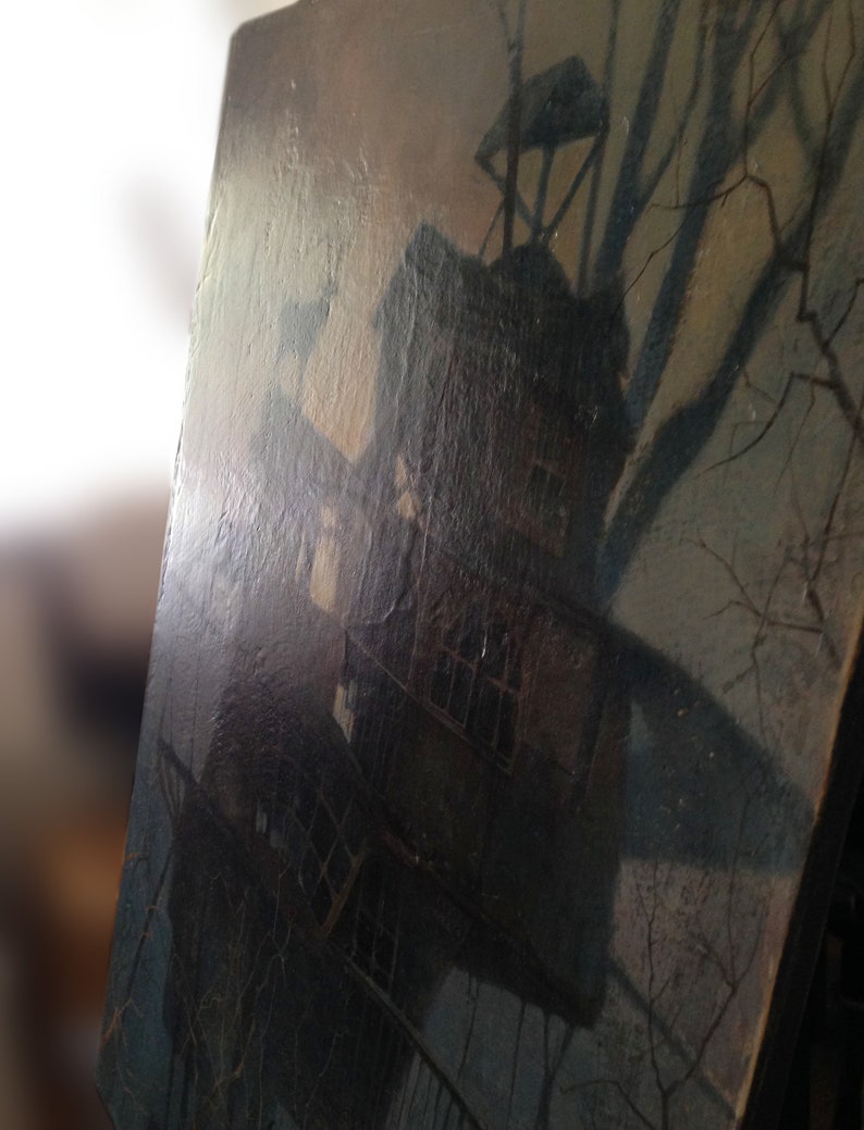 Puede incluir: Una pintura oscura y detallada de una casa en el &aacute;rbol con una estructura de madera y un cielo oscuro y nublado. La casa en el &aacute;rbol est&aacute; construida en las ramas de un &aacute;rbol grande, y la pintura tiene una sensaci&oacute;n misteriosa y atmosf&eacute;rica.