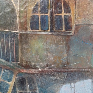 Puede incluir: Pintura abstracta con una superficie texturizada. La pintura presenta una gran ventana con un marco azul oscuro y un fondo azul claro. La ventana se coloca sobre un fondo de tonos marrones y grises.