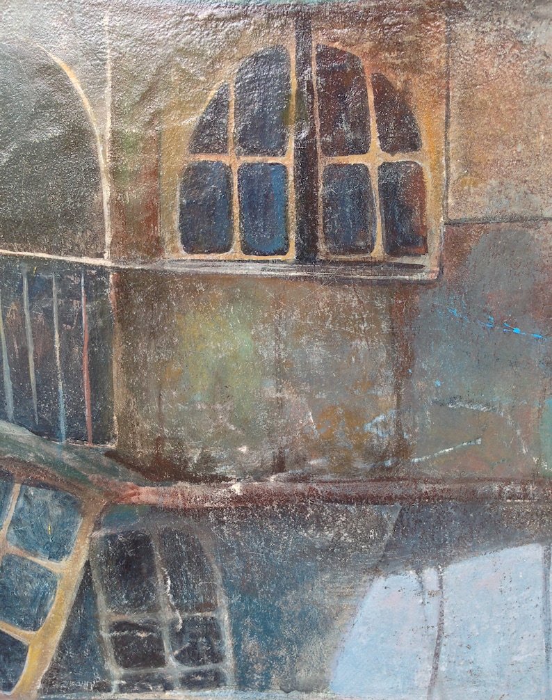 Puede incluir: Pintura abstracta con una superficie texturizada. La pintura presenta una gran ventana con un marco azul oscuro y un fondo azul claro. La ventana se coloca sobre un fondo de tonos marrones y grises.