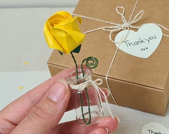 Rose origami miniature, cadeau de remerciement de l'enseignant, pensant à vous, étiquette cadeau personnalisée, cadeau de fin d'école, enseignant préféré