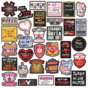 Peut inclure: Une collection de 30 autocollants colorés avec des messages humoristiques et motivants pour les infirmières. Les autocollants présentent une variété de motifs, notamment des cœurs, des étoiles et des symboles médicaux. Certains des messages incluent "Nurse Life is the Best Life", "I'm a Nurse I Don't Want to Look at It", "Nurses Call the Shots", et "You RN Good Hands".